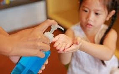 Tăng chấn thương mắt do tiếp xúc với nước rửa tay có cồn ở trẻ em